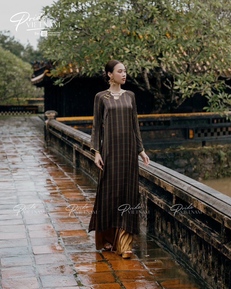 Áo Dài Lụa Nâu Vàng Pride Việt Nam