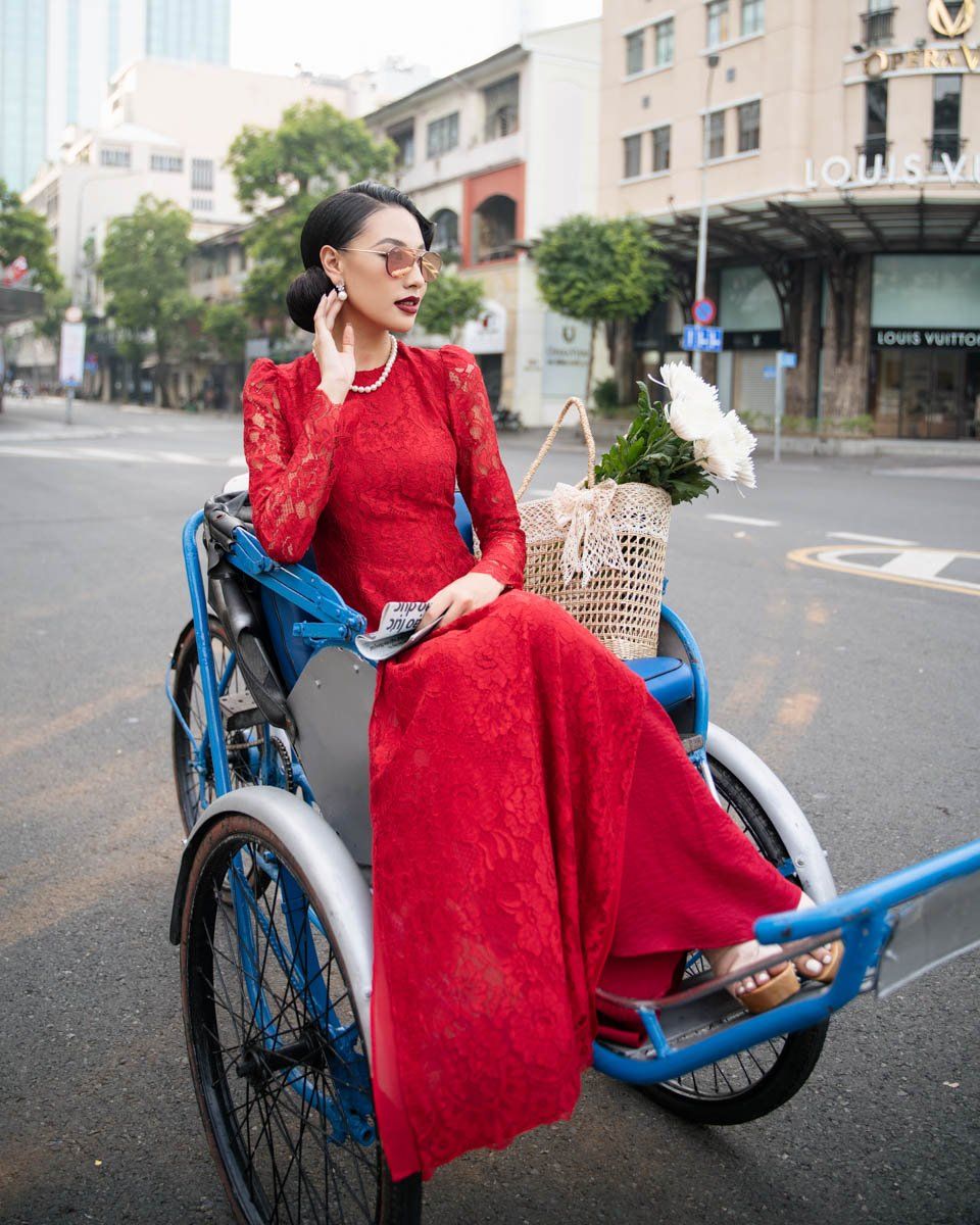 Áo Dài Ren Đỏ Pride Việt Nam