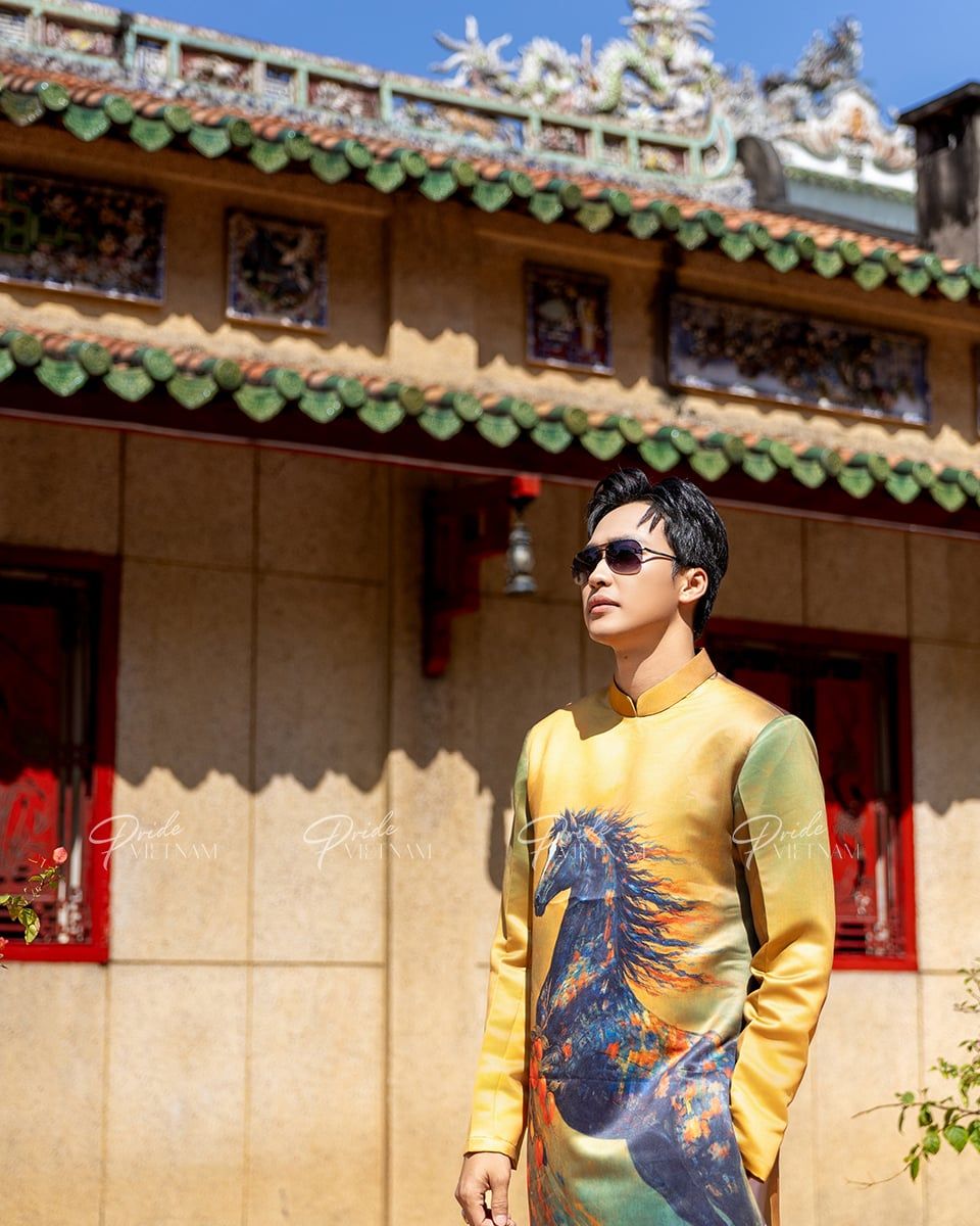 Áo Dài Nam Gấm Vàng Họa Tiết