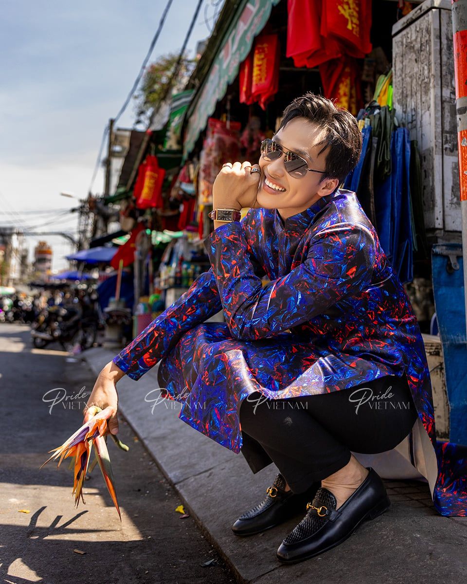 Áo Dài Nam Gấm Họa Tiết Xanh Đỏ