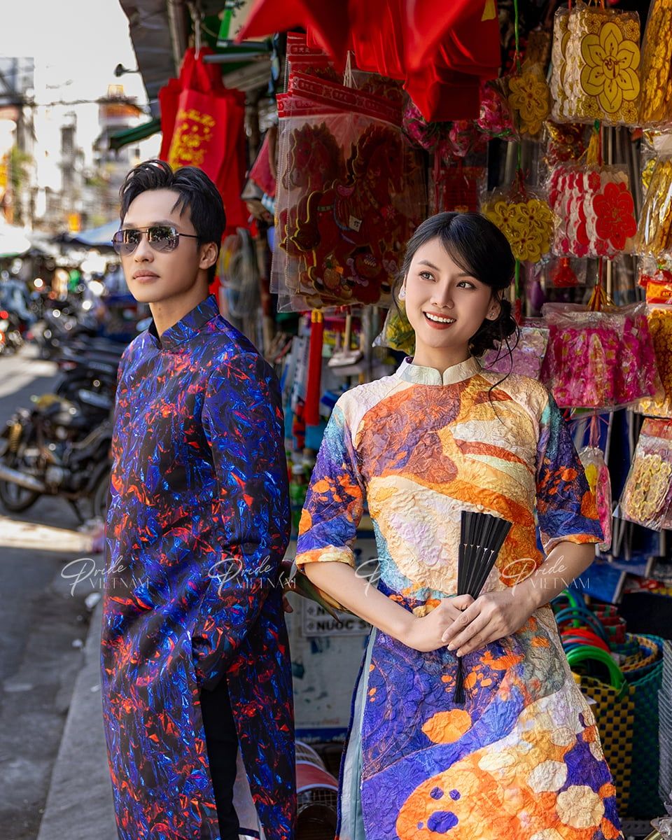 Áo Dài Nam Gấm Họa Tiết Xanh Đỏ