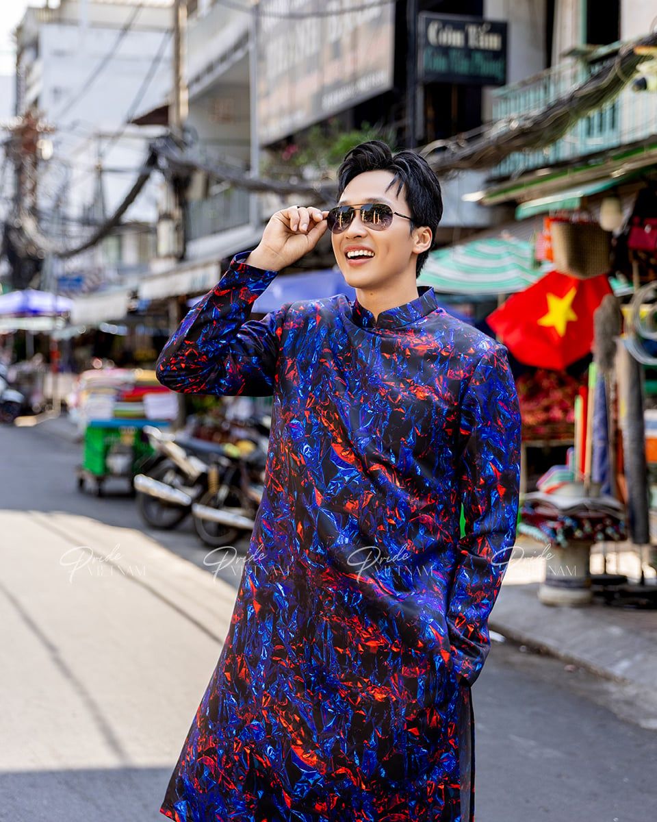 Áo Dài Nam Gấm Họa Tiết Xanh Đỏ