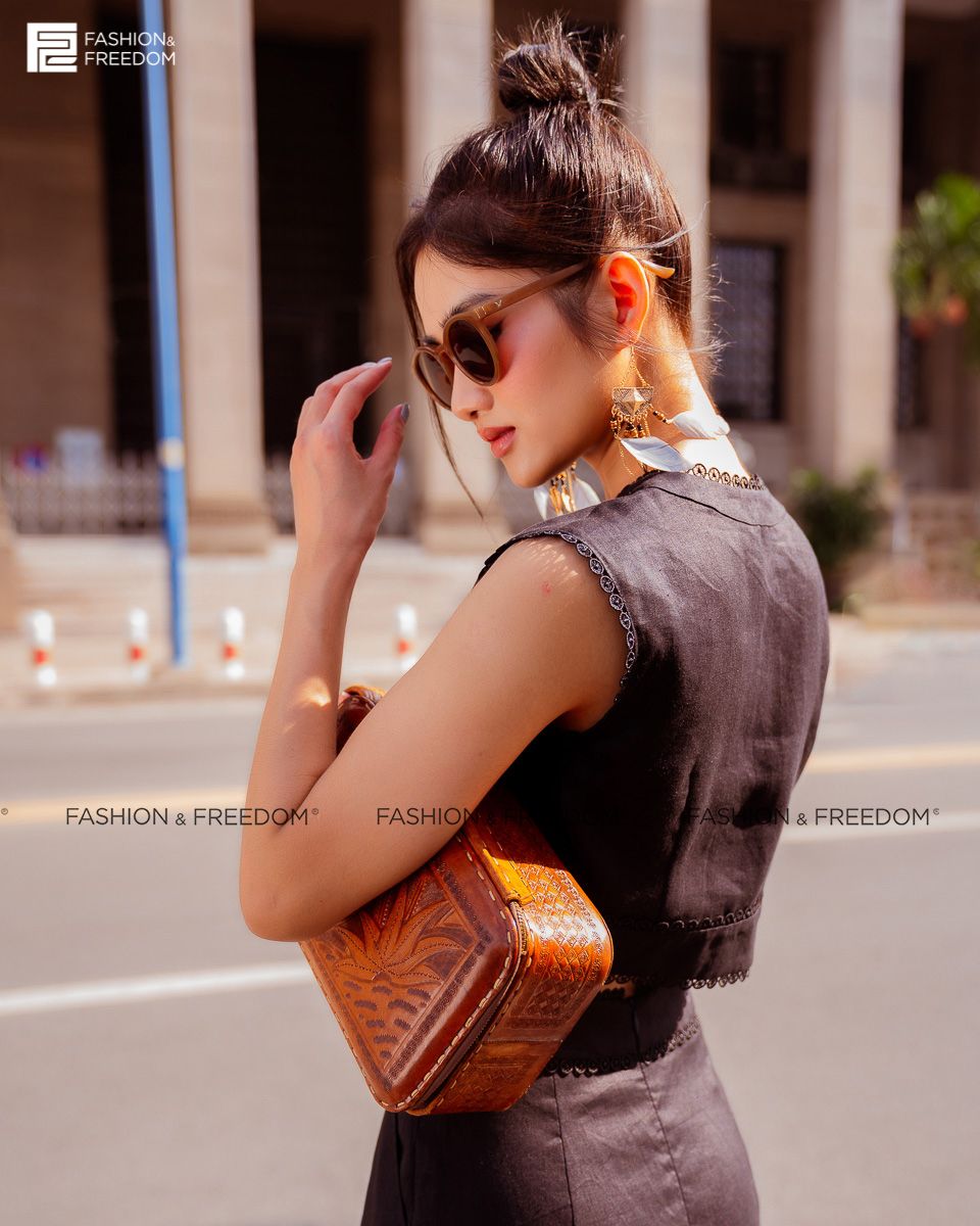 Áo Kiểu Linen Đen Fall Muse