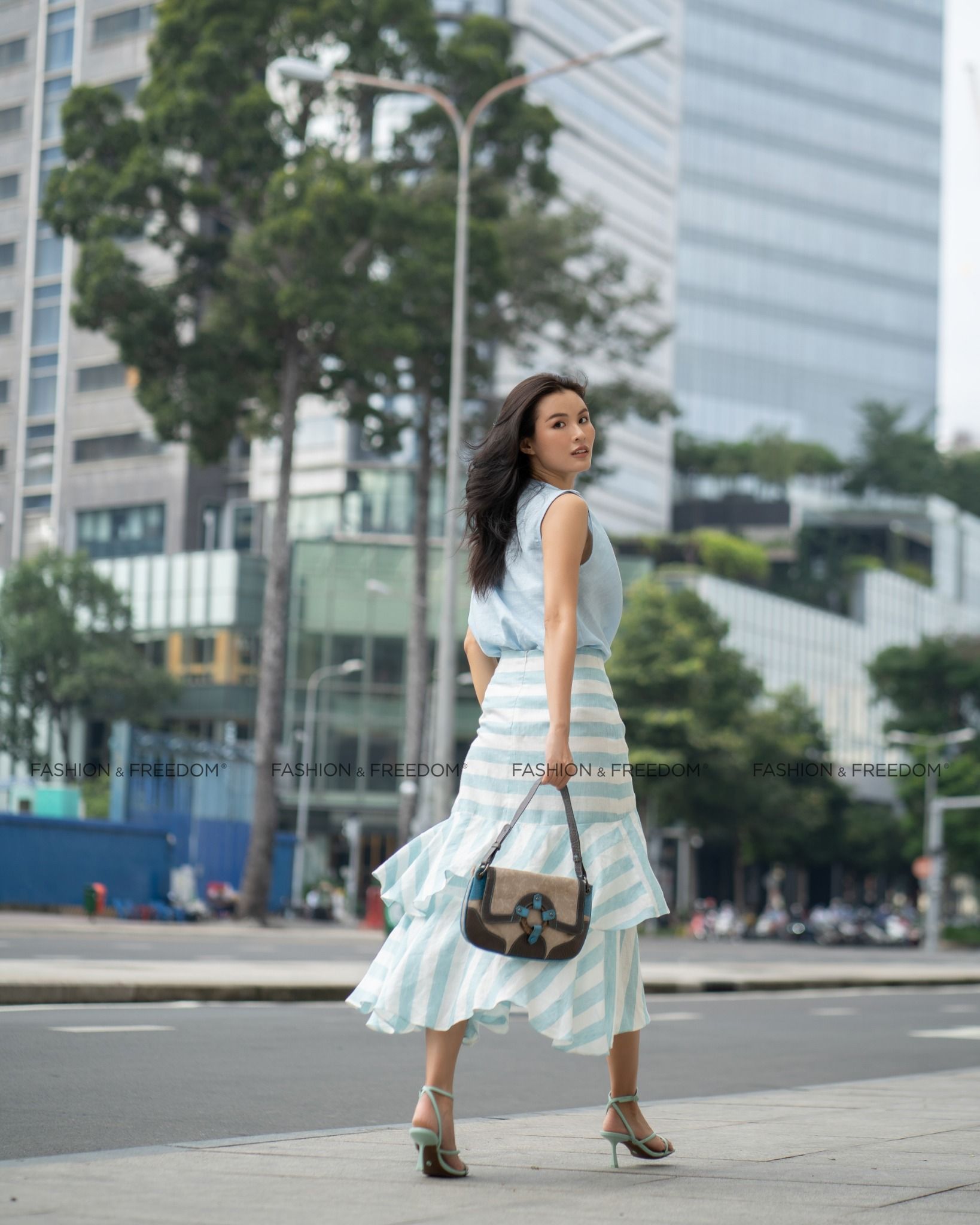Chân Váy Linen Trắng Sọc Xanh Tình Thơ Mùa Thu