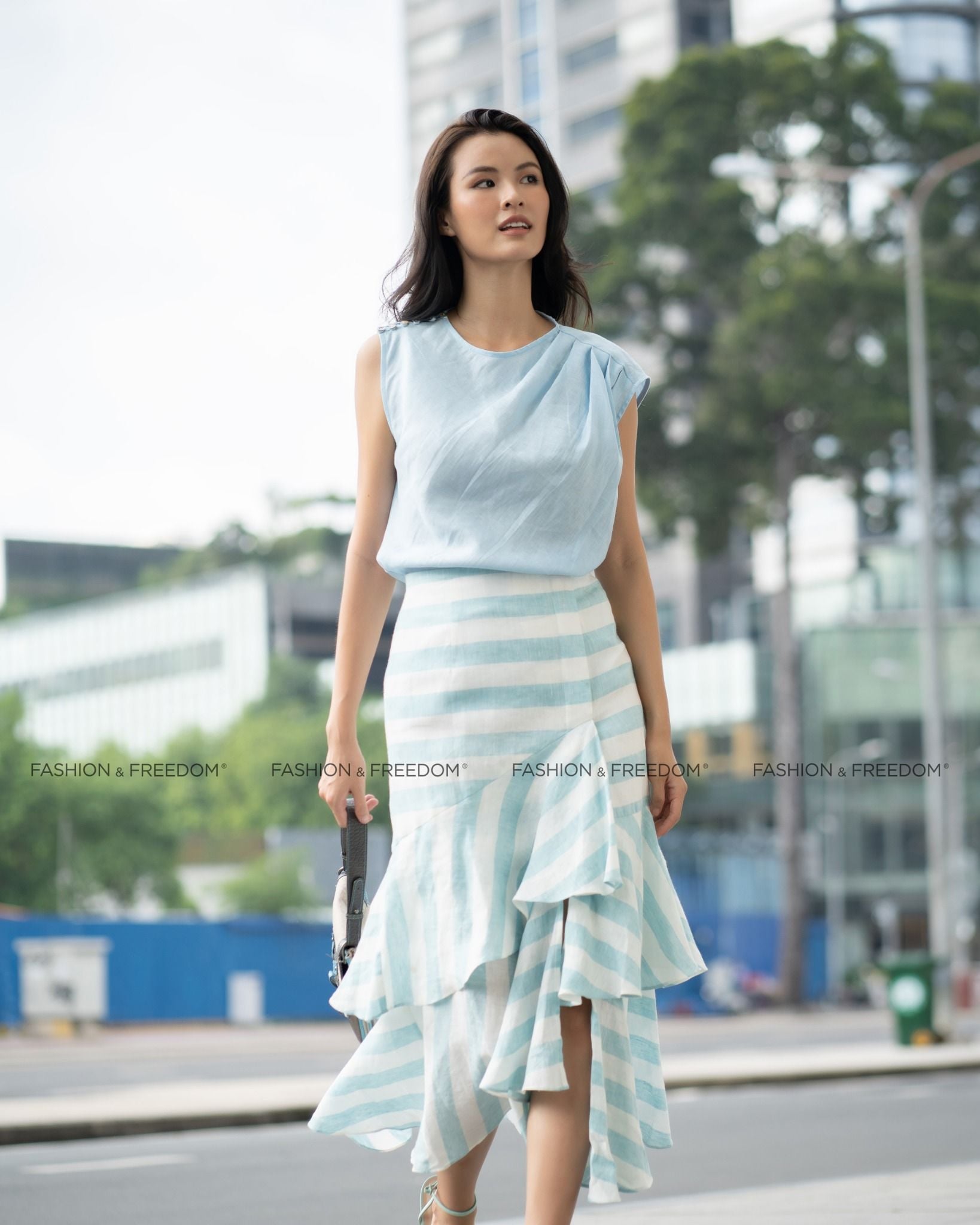 Chân Váy Linen Trắng Sọc Xanh Tình Thơ Mùa Thu