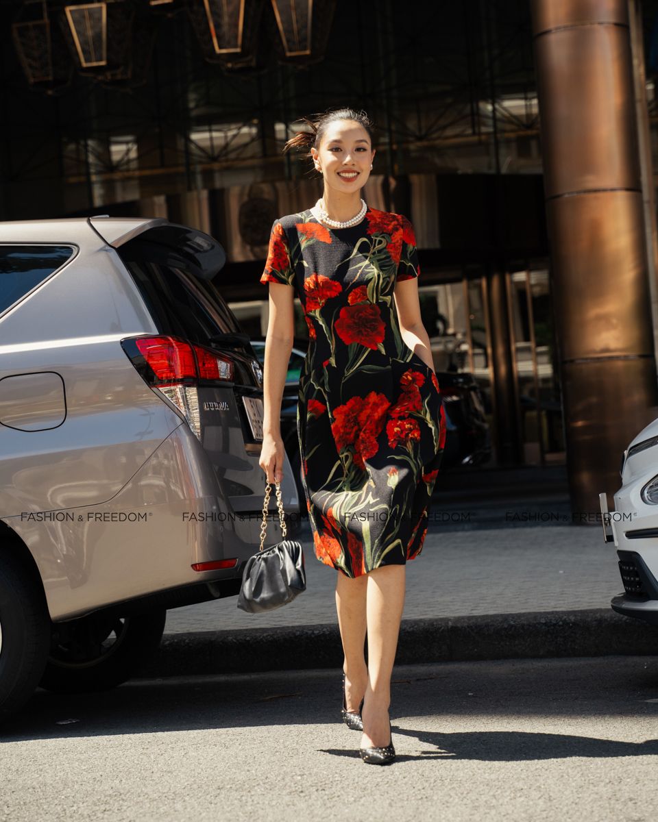Đầm Gấm Nữ Đen Hoa Đỏ Sắc Màu Tự Do