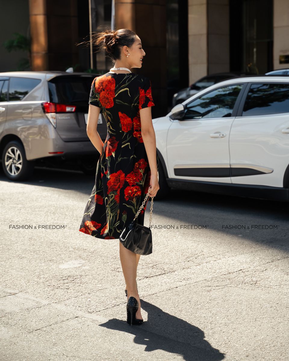Đầm Gấm Nữ Đen Hoa Đỏ Sắc Màu Tự Do