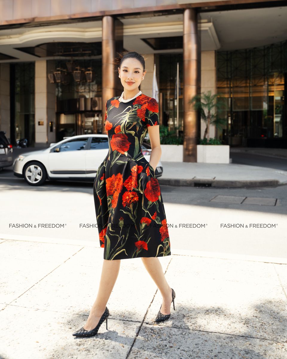 Đầm Gấm Nữ Đen Hoa Đỏ Sắc Màu Tự Do