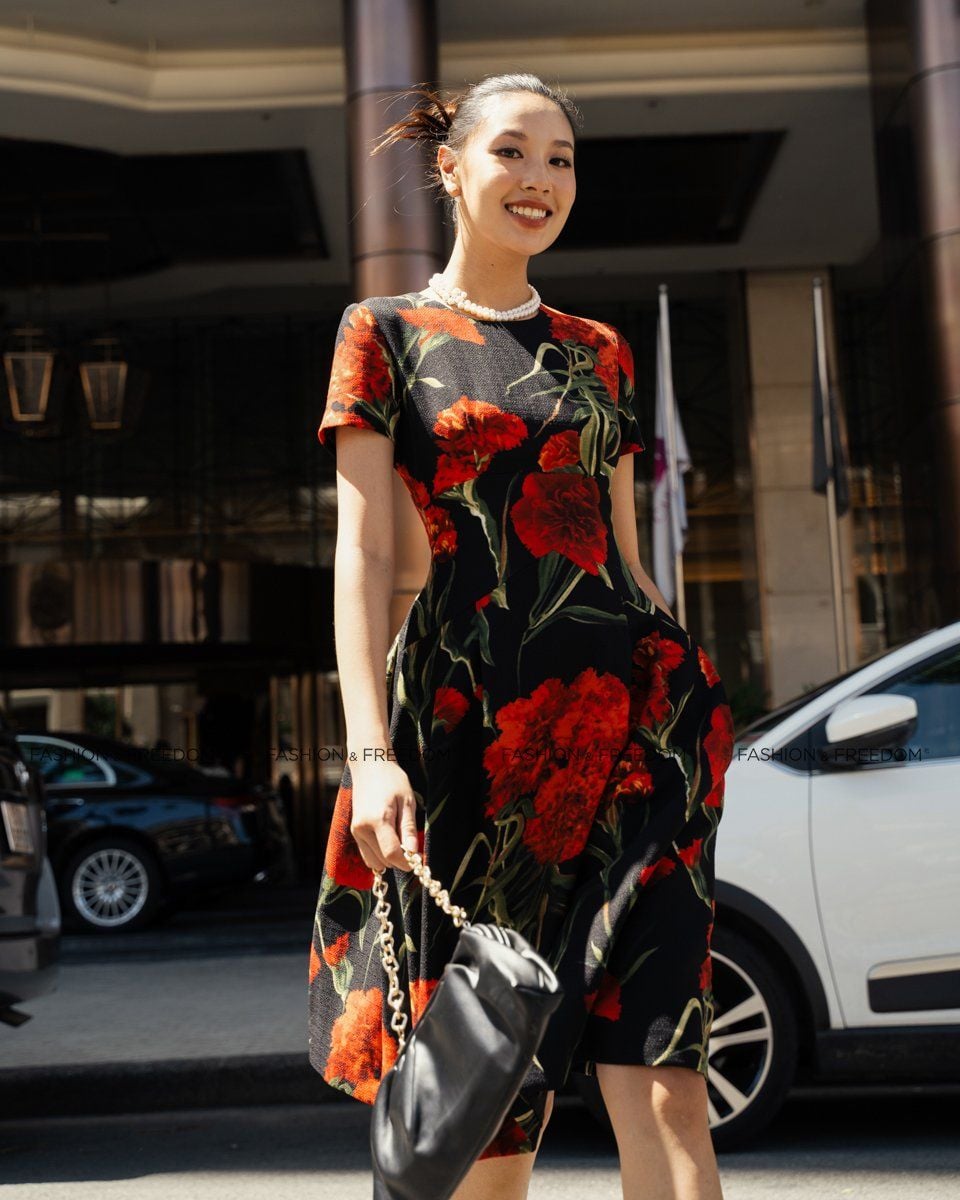 Đầm Gấm Nữ Đen Hoa Đỏ Sắc Màu Tự Do