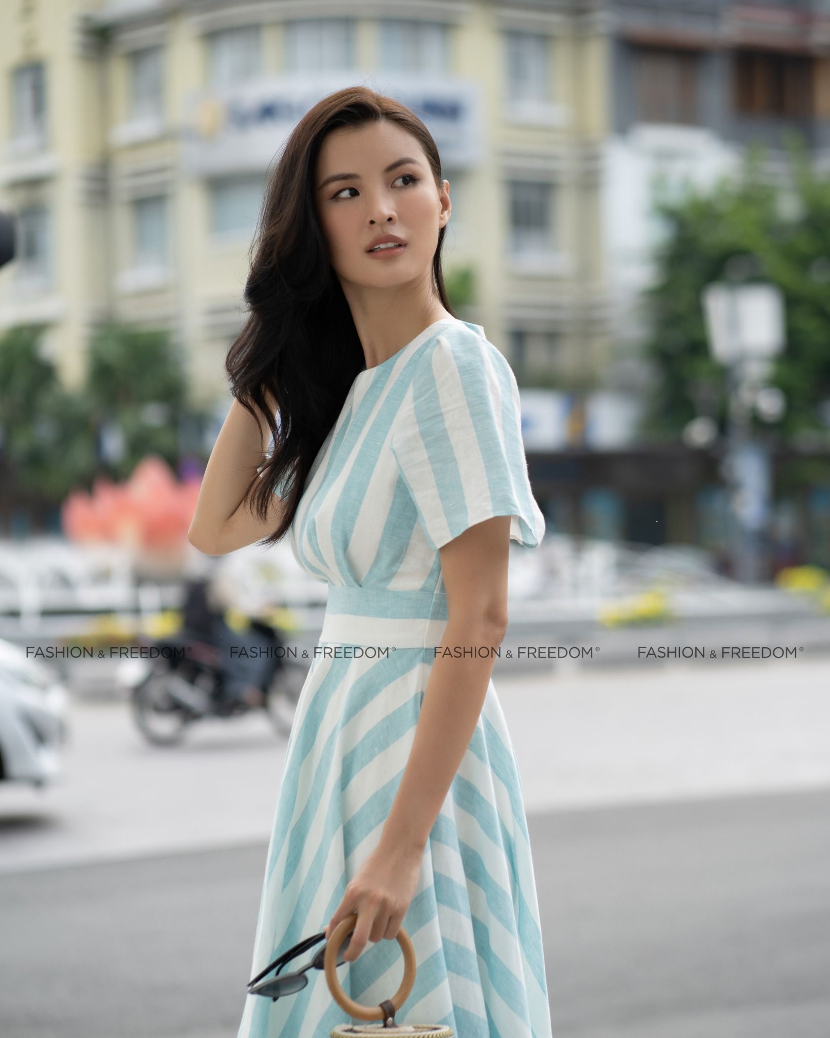 Đầm Linen Trắng Sọc Xanh