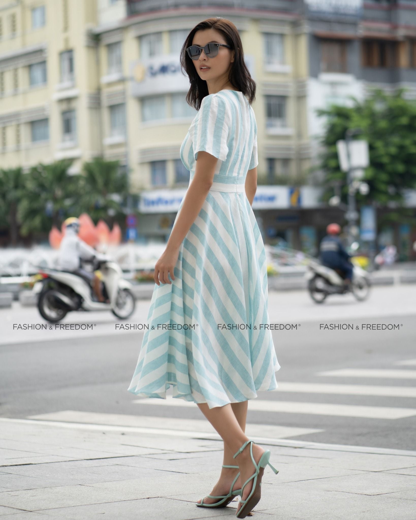 Đầm Linen Trắng Sọc Xanh