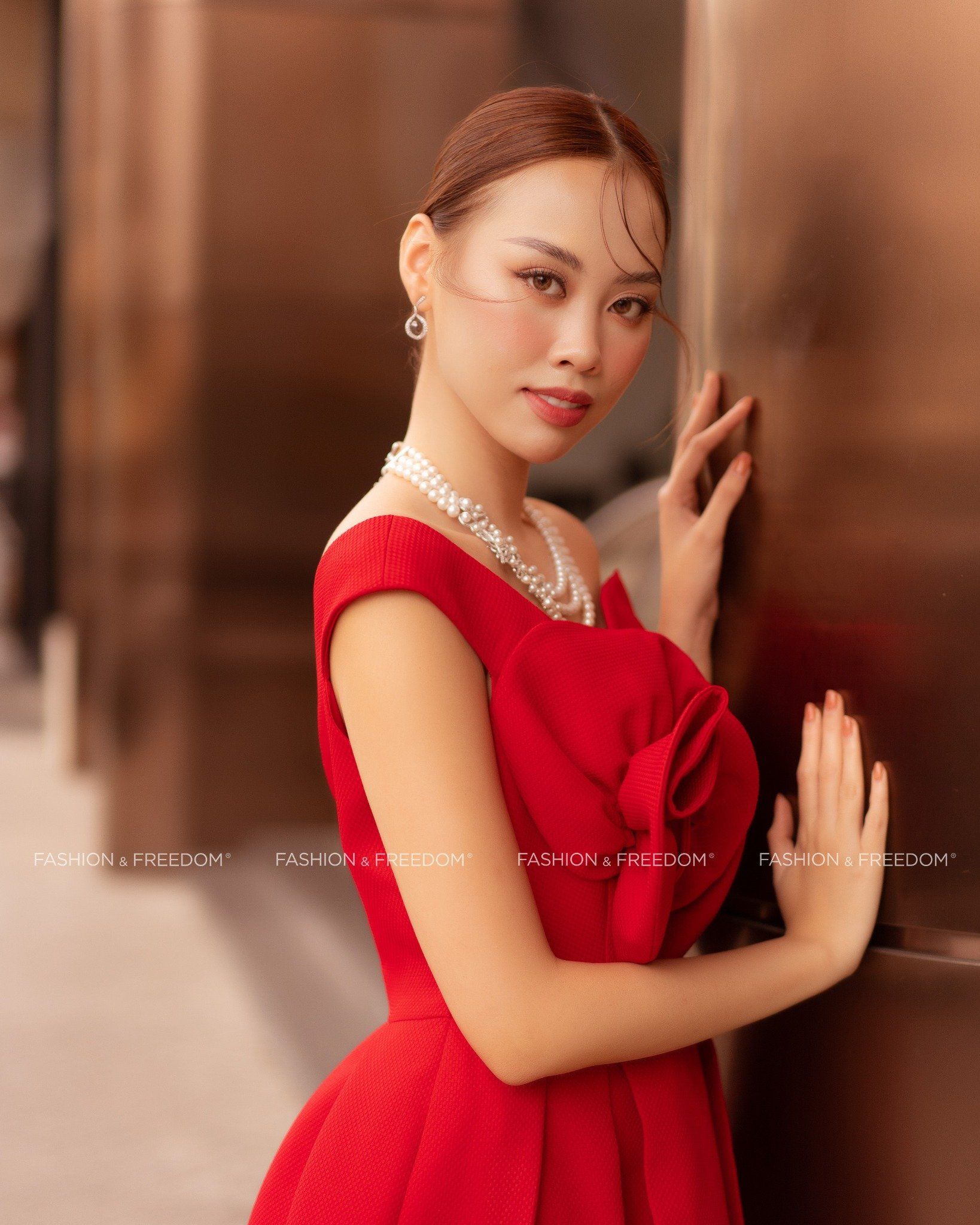 Đầm Gấm Đỏ Kết Hoa