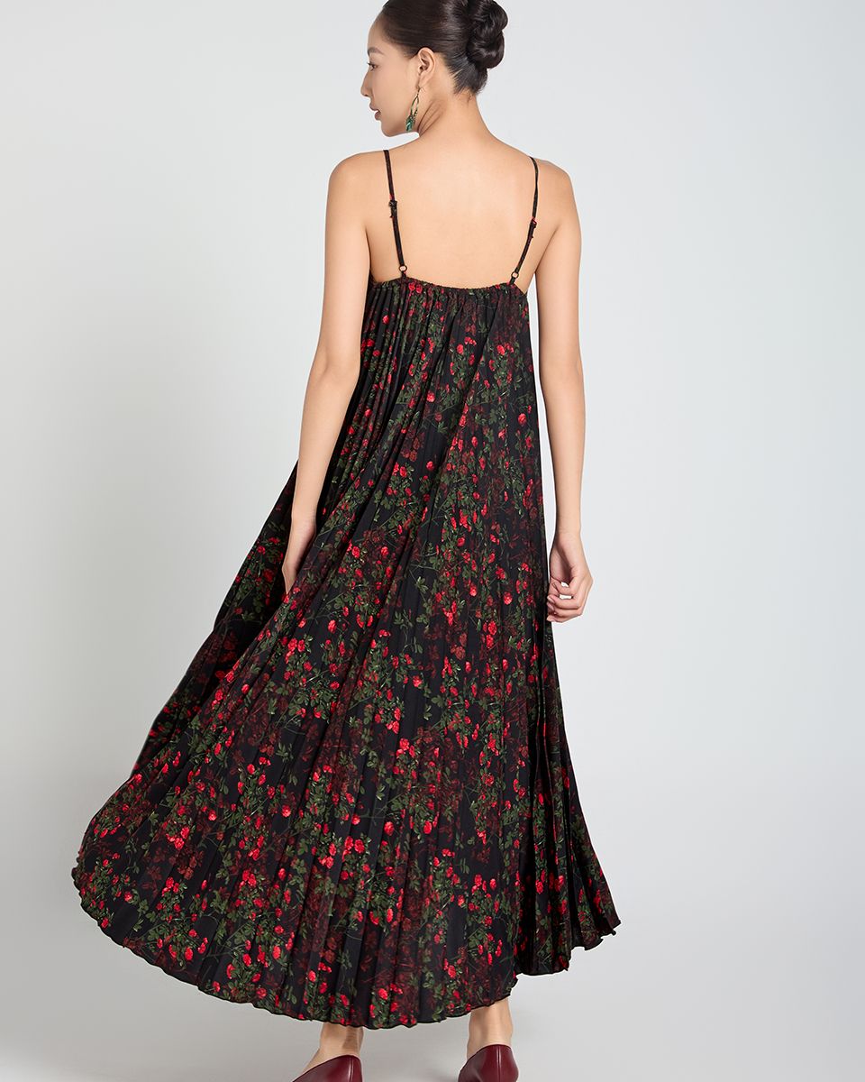 Đầm Lụa Nữ Hoa Đỏ A Touch Of Effortless Elegance