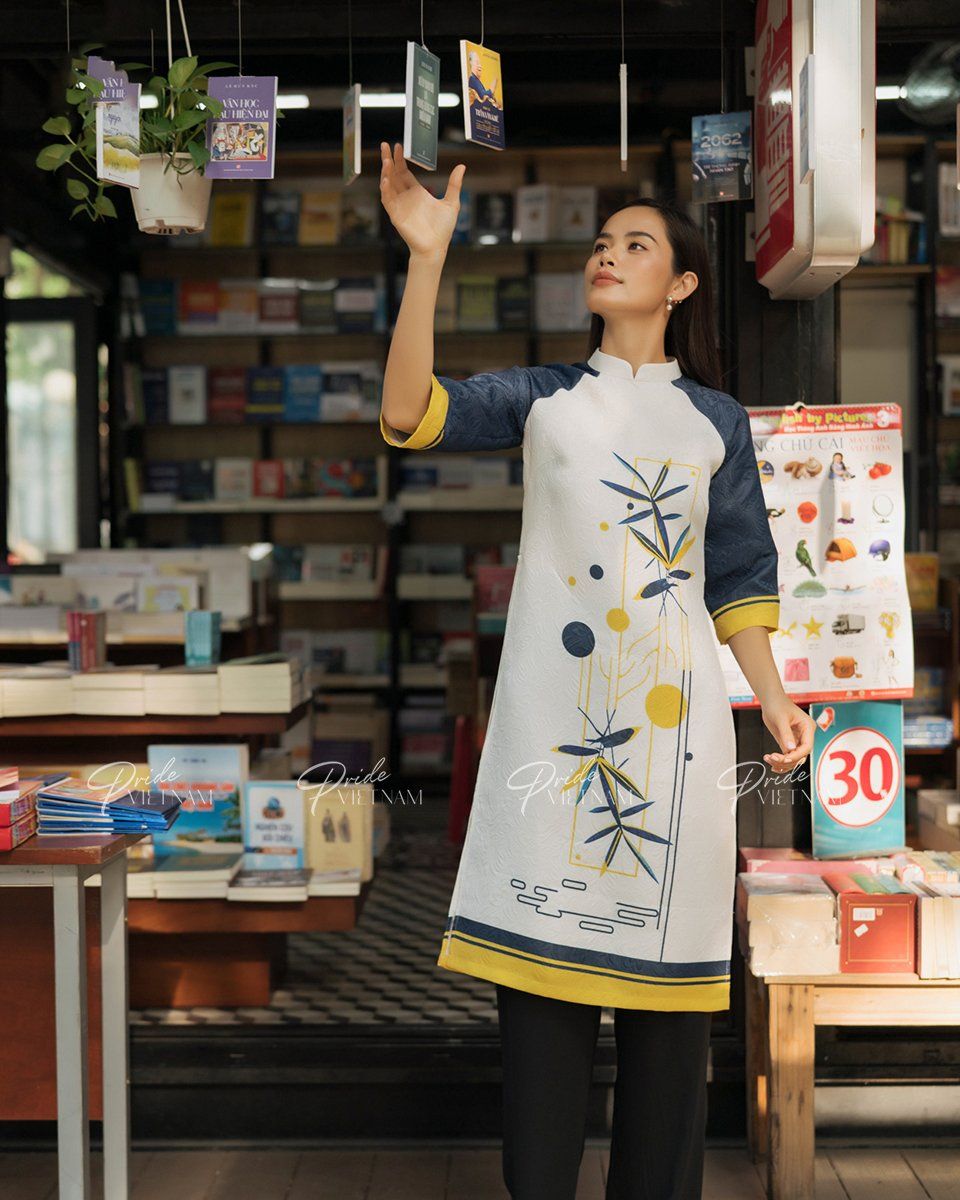 Áo Dài Gấm Trắng Bừng Sắc Xuân