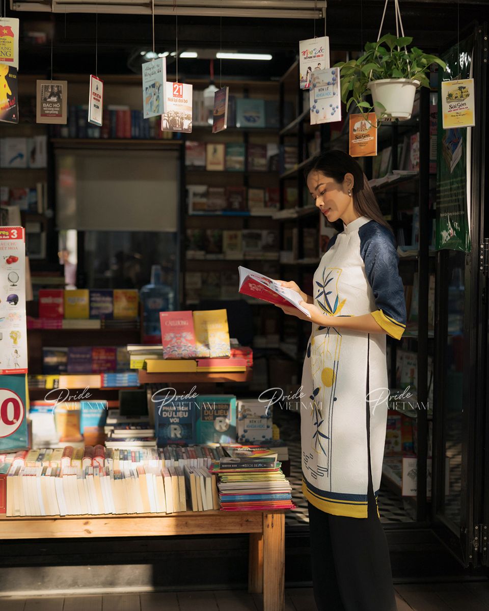 Áo Dài Gấm Trắng Bừng Sắc Xuân