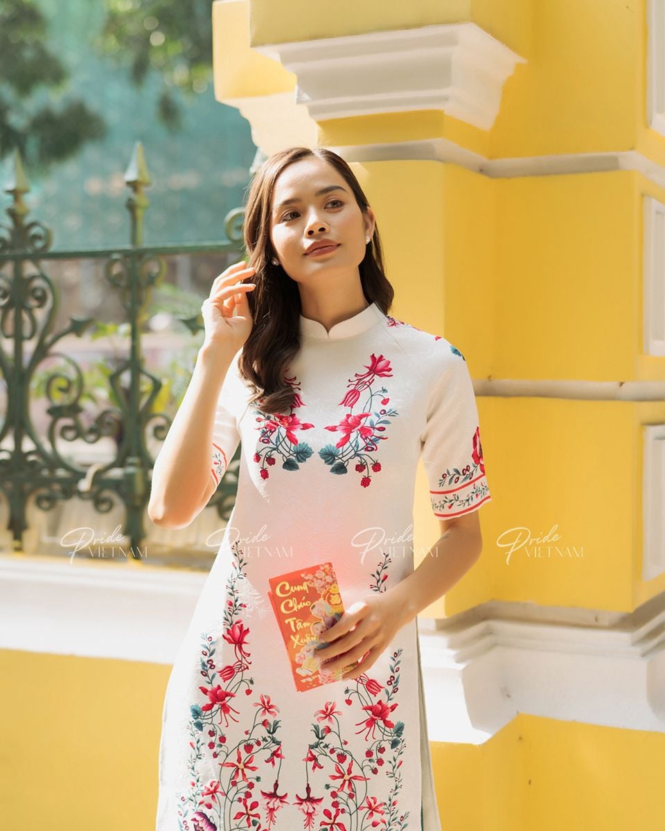 Áo Dài Gấm Trắng Bừng Sắc Xuân