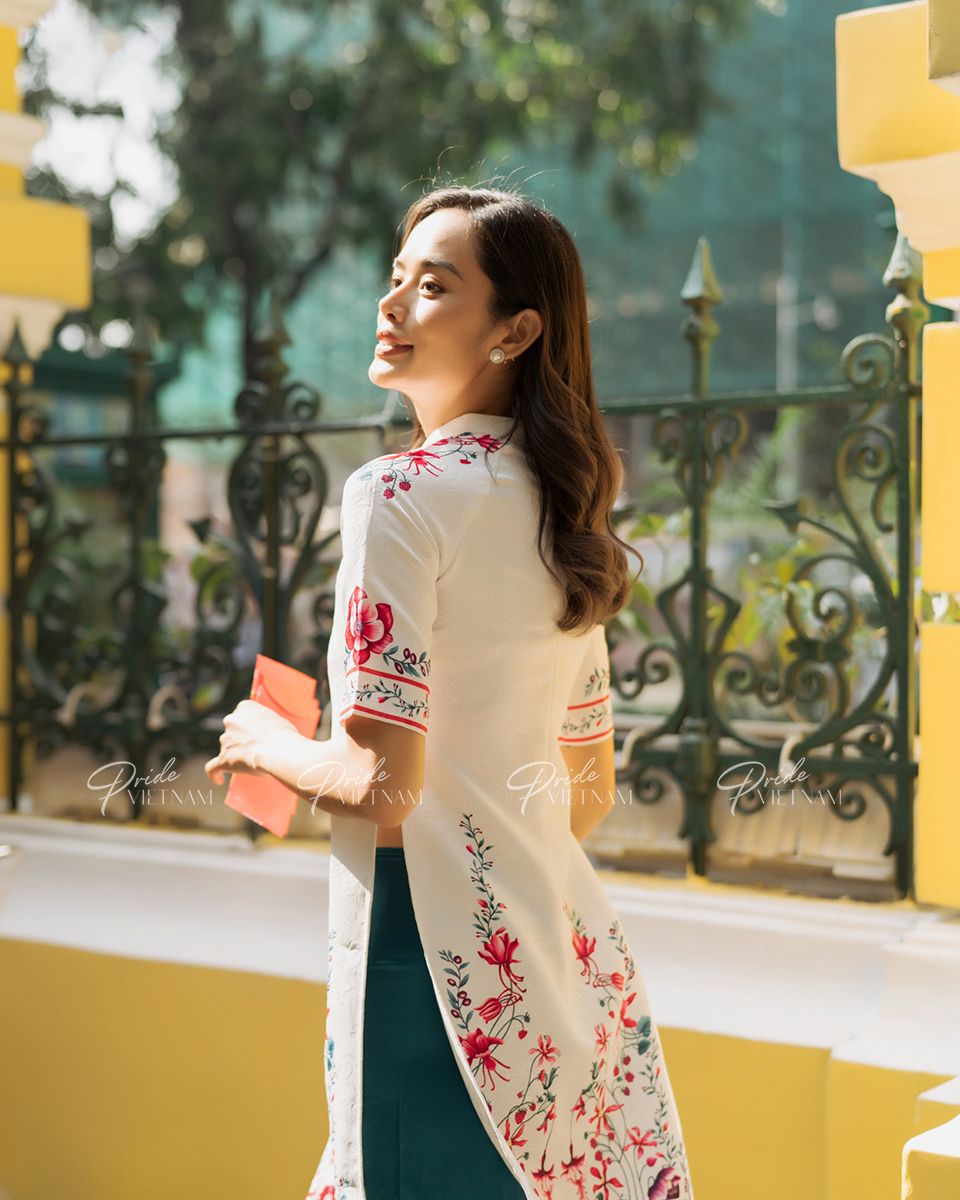 Áo Dài Gấm Trắng Bừng Sắc Xuân