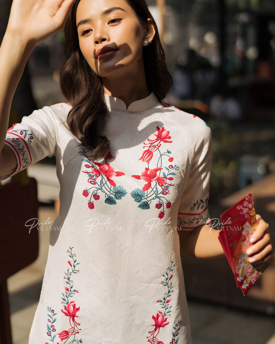 Áo Dài Gấm Trắng Bừng Sắc Xuân