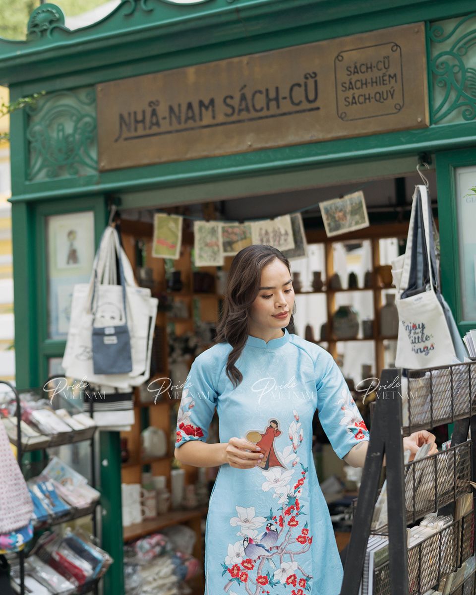 Áo Dài Gấm Xanh Chim Hoa Trắng Bừng Sắc Xuân