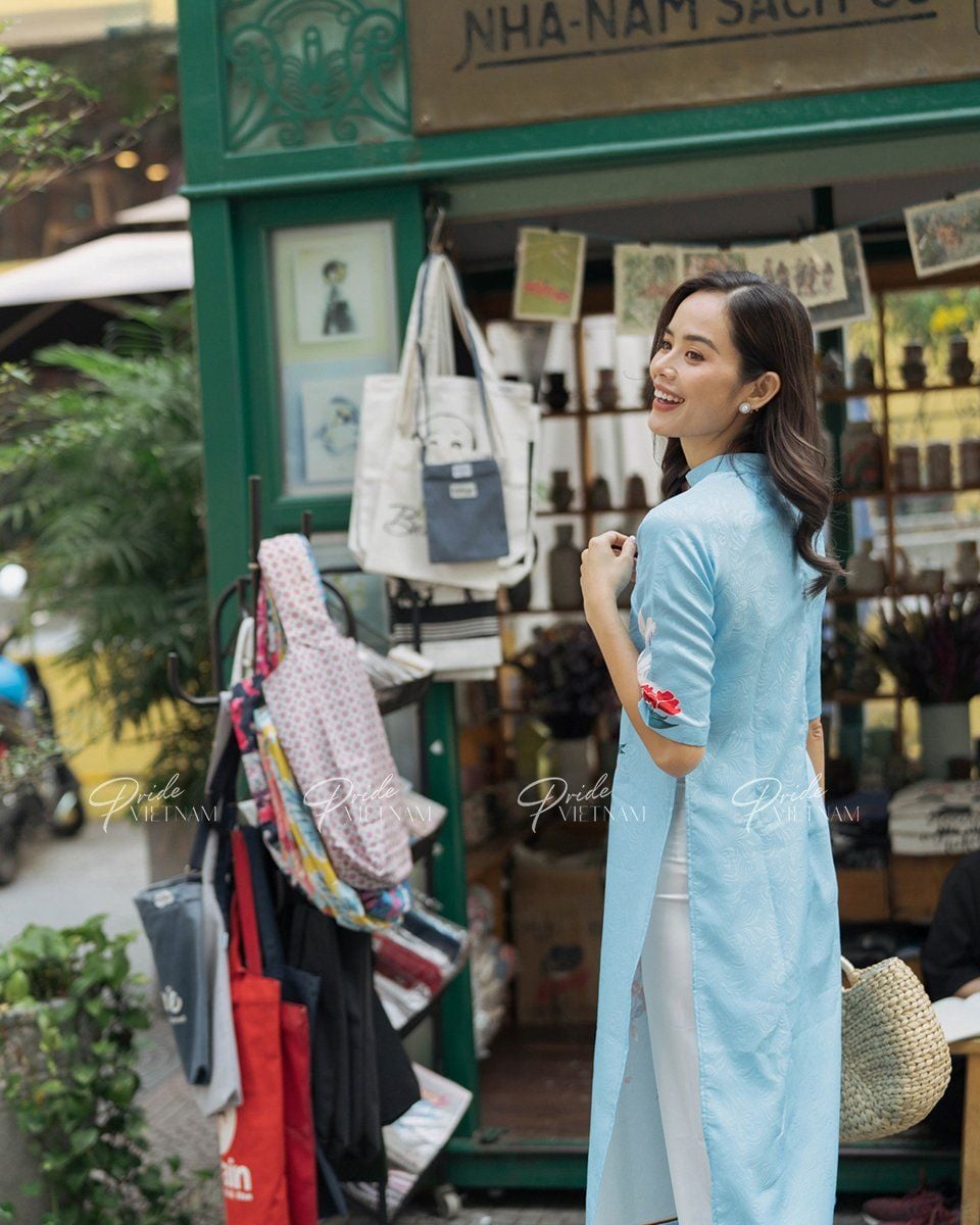Áo Dài Gấm Xanh Chim Hoa Trắng Bừng Sắc Xuân
