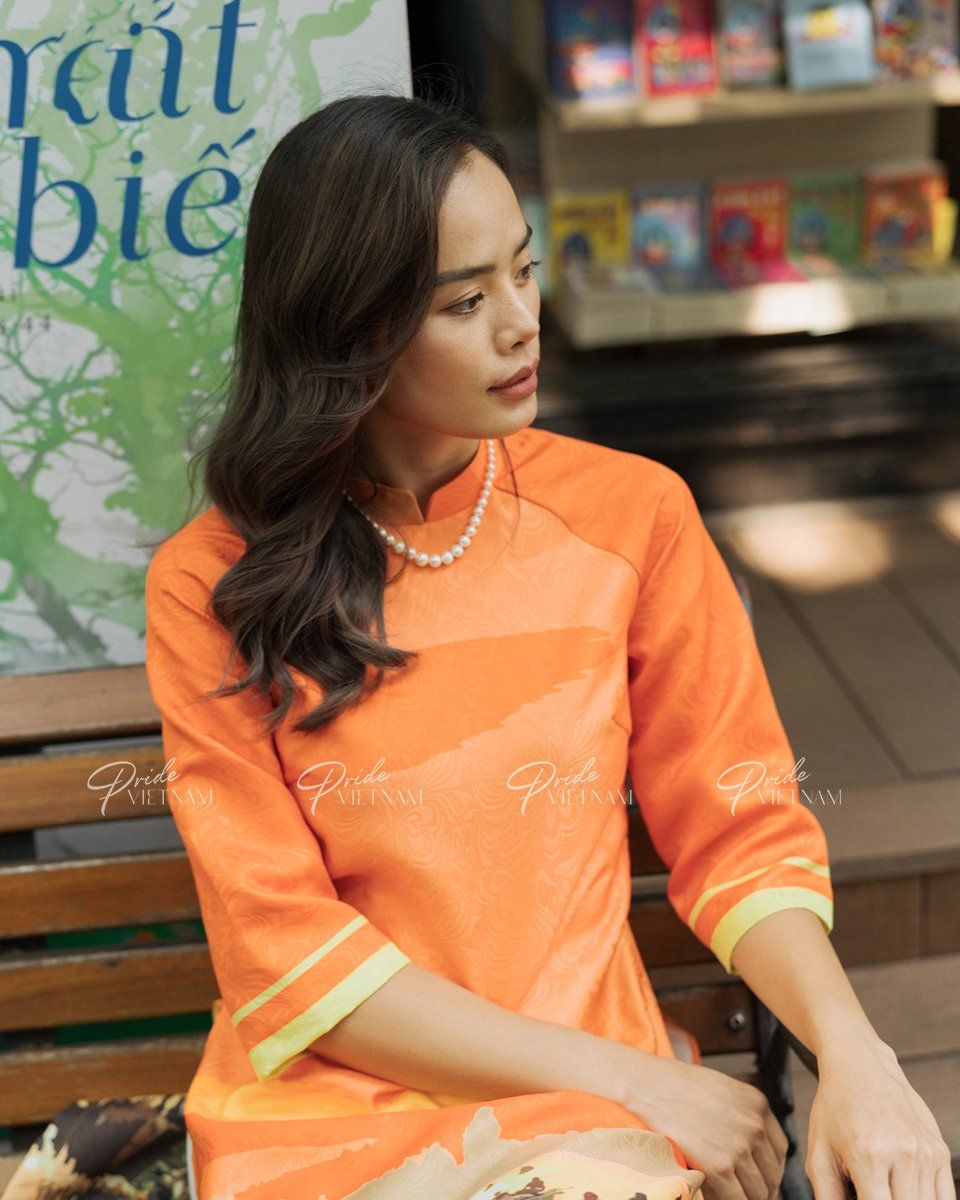 Áo Dài Gấm Cam Bừng Sắc Xuân