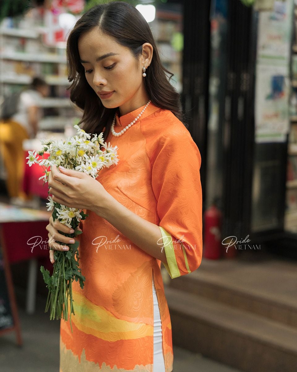 Áo Dài Gấm Cam Bừng Sắc Xuân