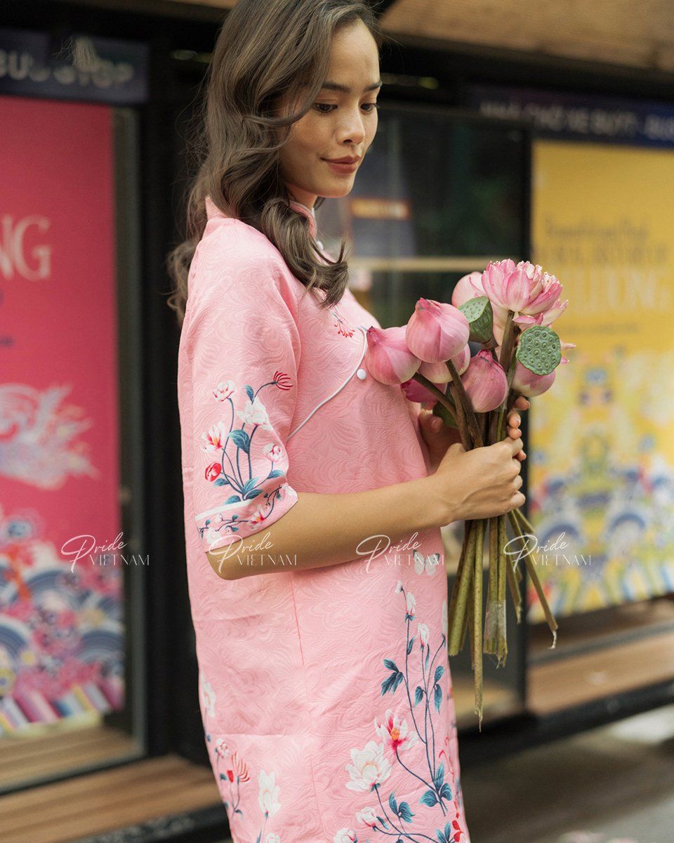 Áo Dài Gấm Hồng Bừng Sắc Xuân