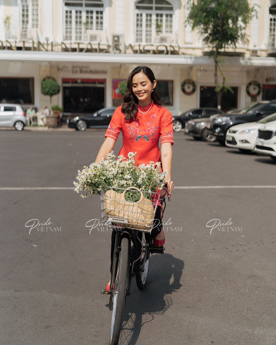 Áo Dài Gấm Đỏ Bừng Sắc Xuân