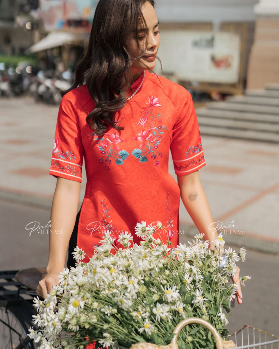 Áo Dài Gấm Đỏ Bừng Sắc Xuân