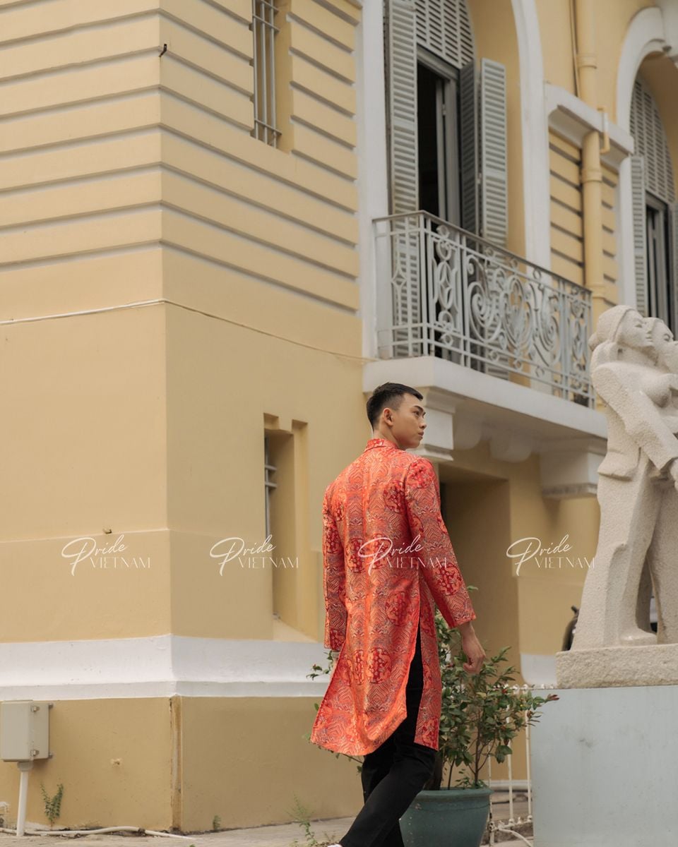 Áo Dài Gấm Cam Bừng Sắc Xuân
