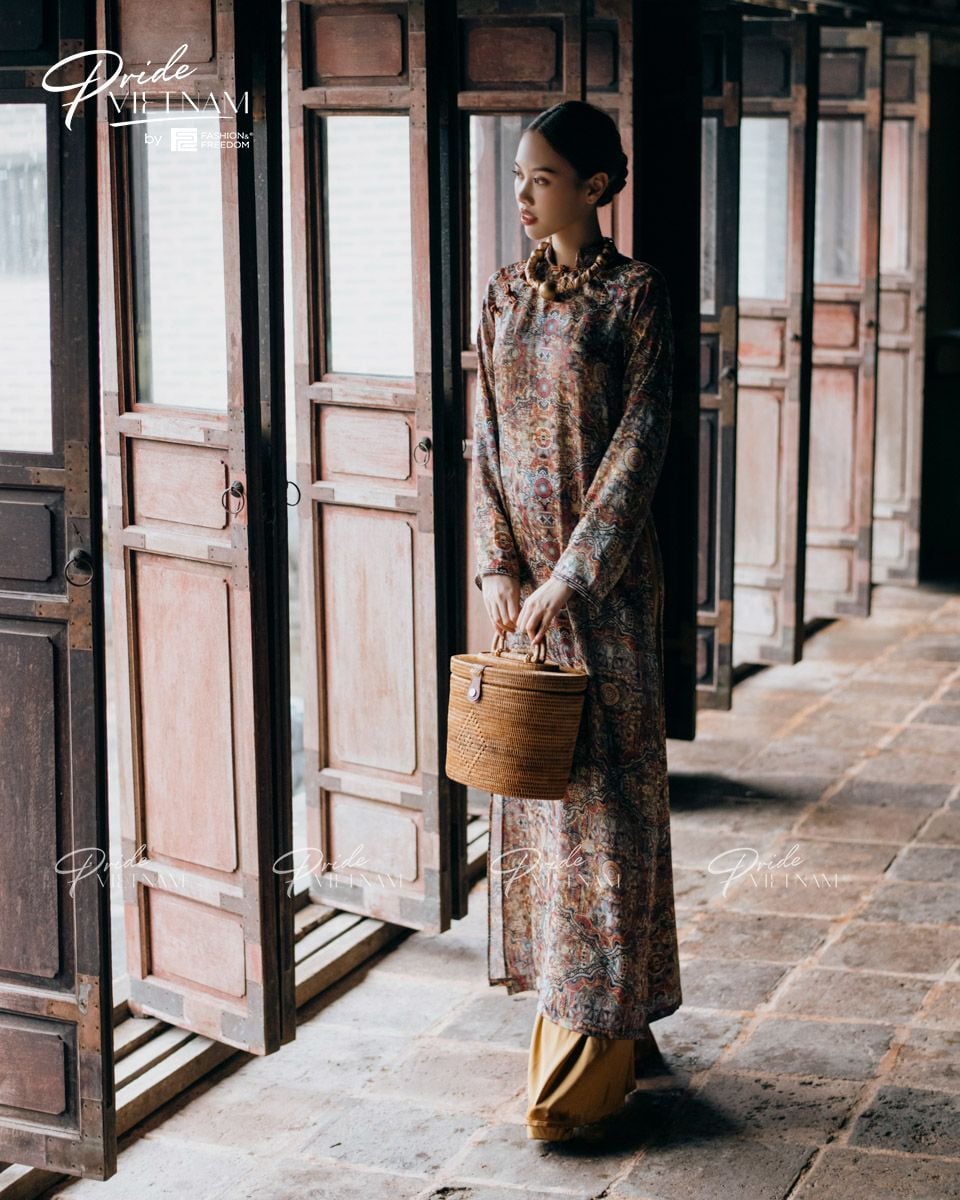 Áo Dài Lụa Đỏ Cam Pride Việt Nam