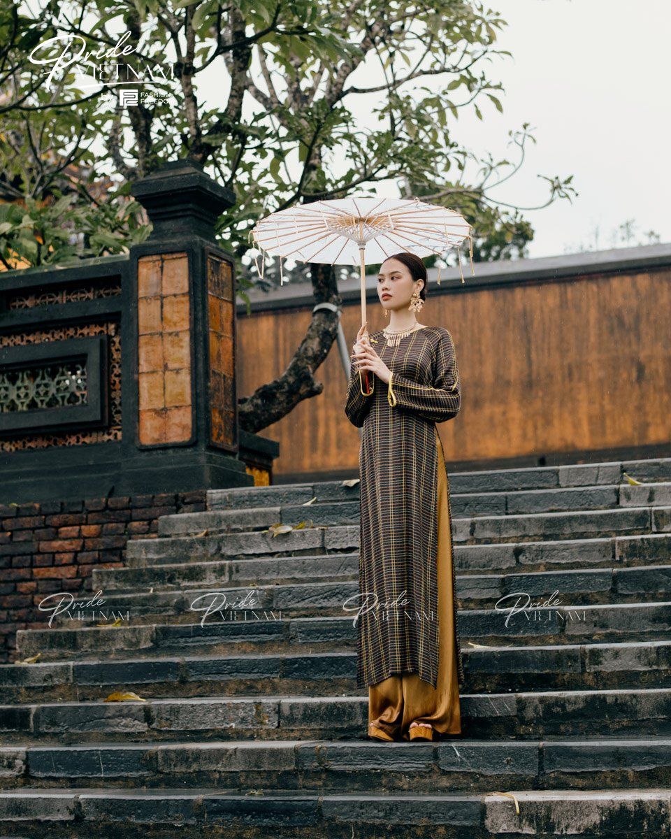 Áo Dài Lụa Nâu Vàng Pride Việt Nam