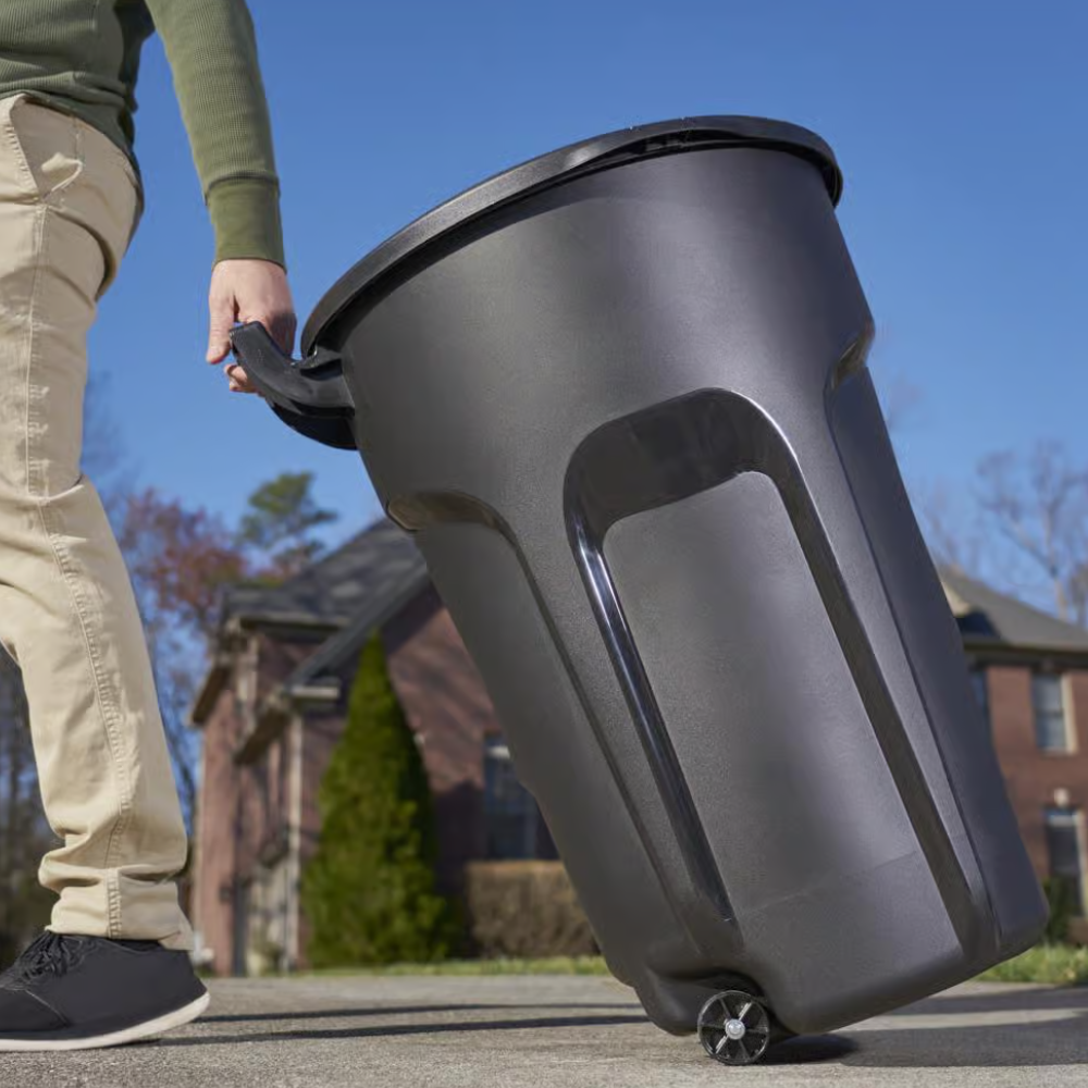 THÙNG RÁC CÓ NẮP RUBBERMAID 121L BẰNG NHỰA