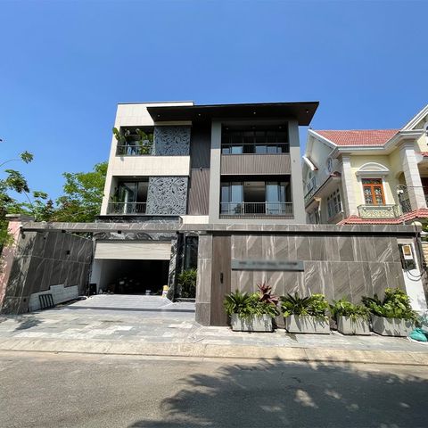  THI CÔNG SÂN VƯỜN BIỆT THỰ PHỐ - QUẬN 7 