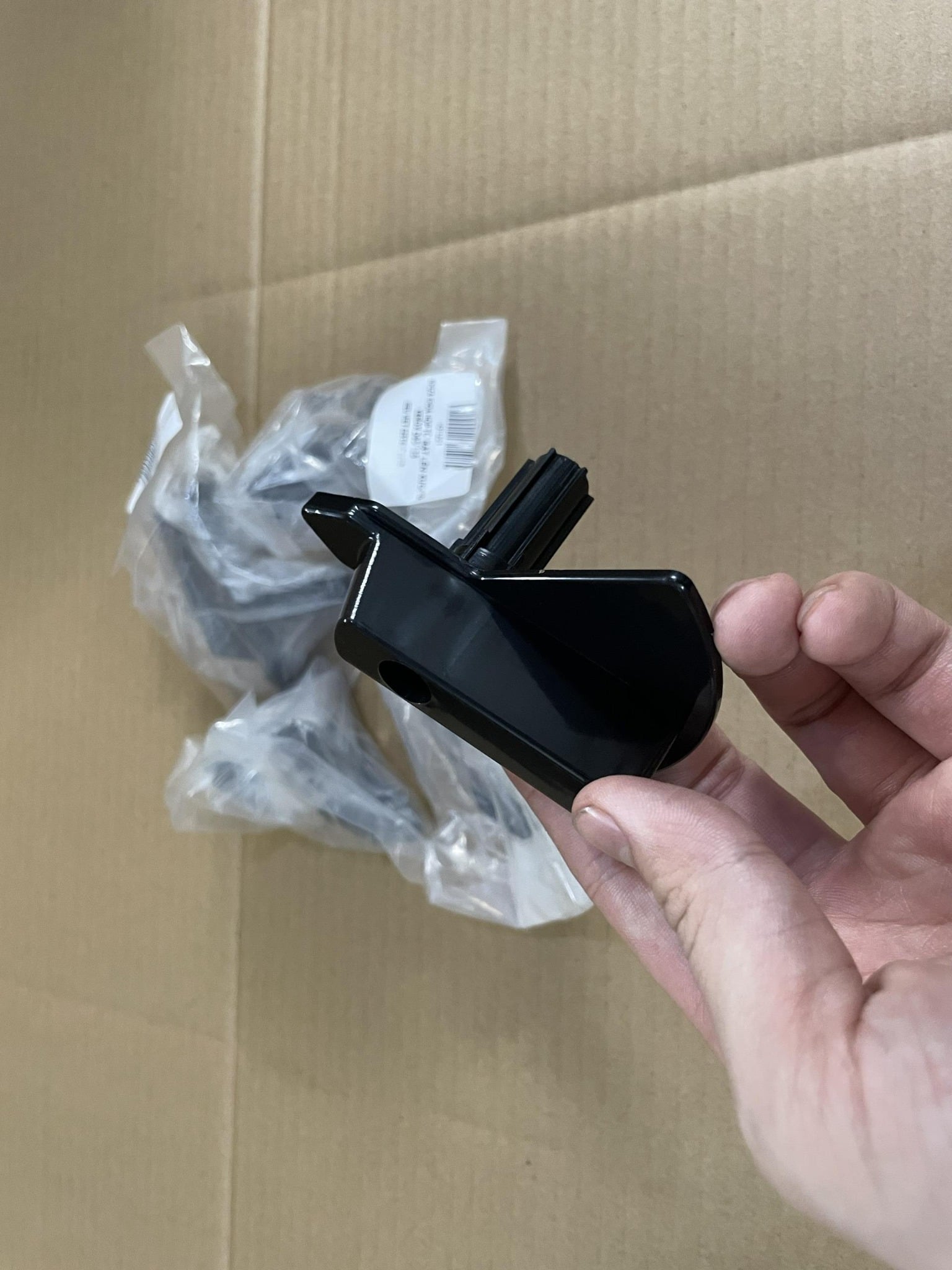 NHỰA KHOÁ HỘP TỪ BẬT LÊN XUỐNG XEROX D95/125