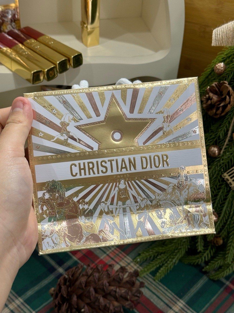 Túi giấy Dior hoạ tiết NGÔI SAO VÀNG size 14.5 x 5 x 13 cm