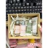 Set Loccitane mini 4 món gồm: sữa tắm Anh Đào 30ml + lotion Anh Đào 35ml + sữa dưỡng Hạnh Nhân 20ml + kem tay Hạnh Nhân 10ml