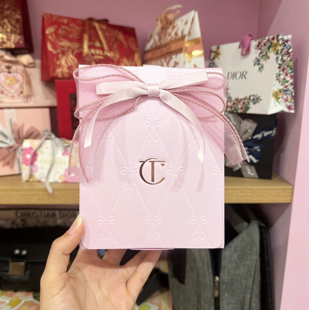 Túi giấy Charlotte Tilbury HỒNG họa tiết NƠ + ribbon HỒNG