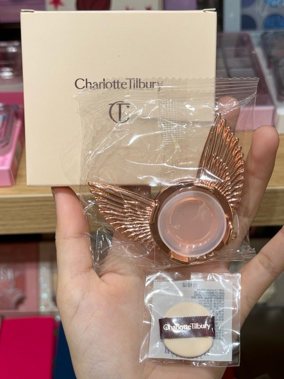 Phụ kiện gắn điện thoại Charlotte Tilbury đôi cánh cho phấn phủ 0.8g