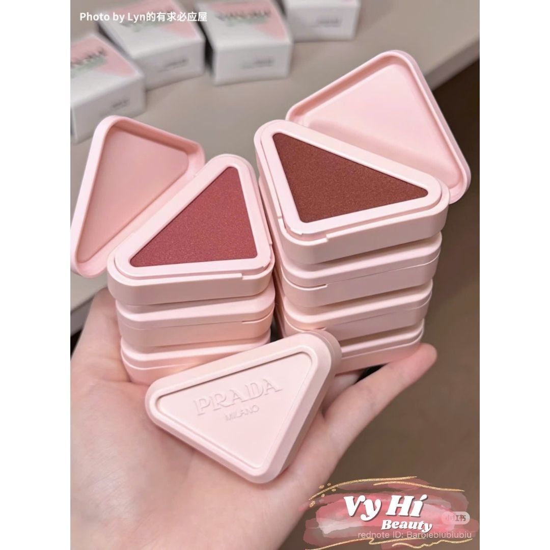 Má kem Prada Touch TAM GIÁC Cream-to-powder Color 3.5g