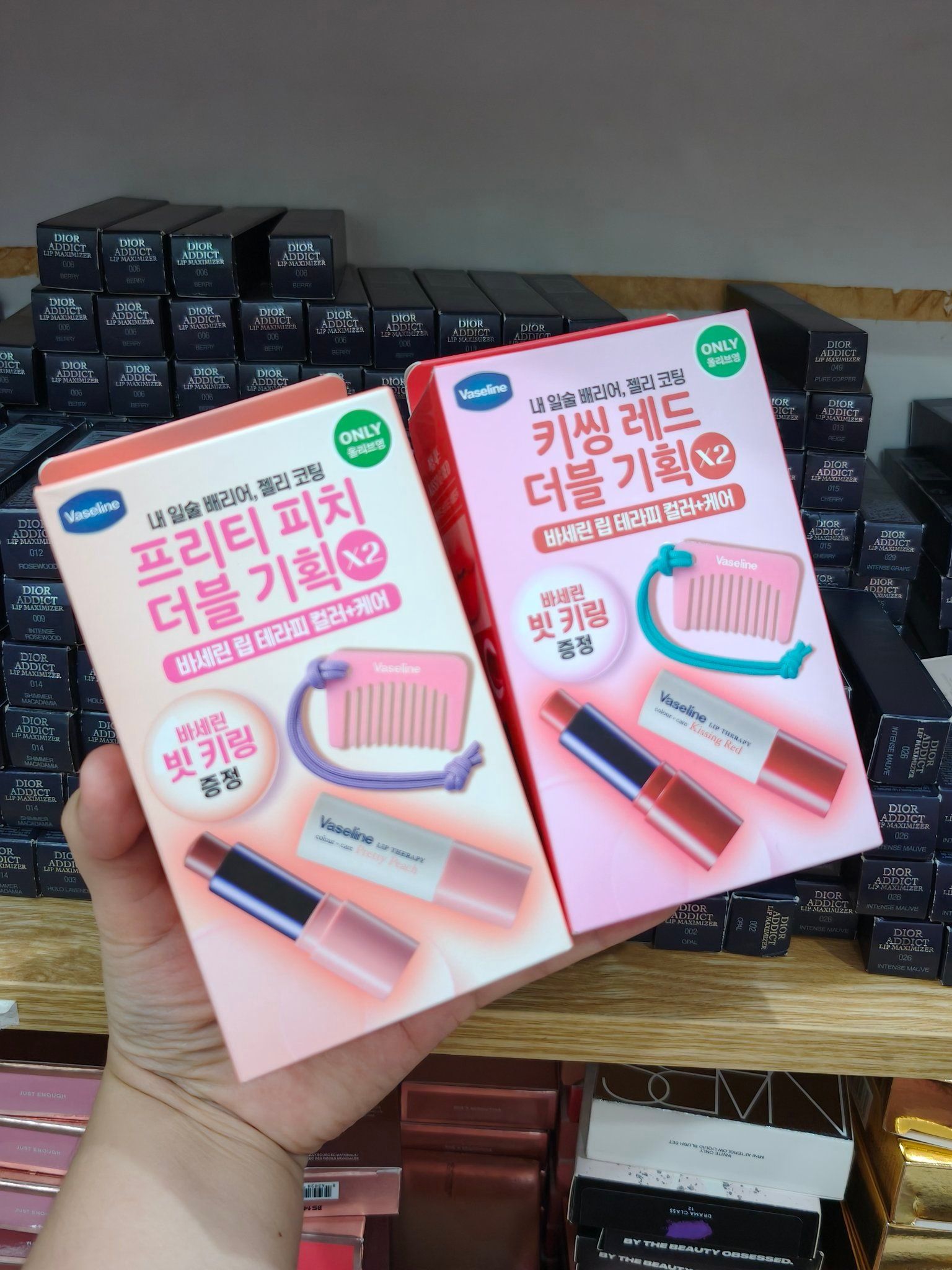 Set Vaseline Lip Therapy gồm Son dưỡng 4.2g x 2 kèm lược
