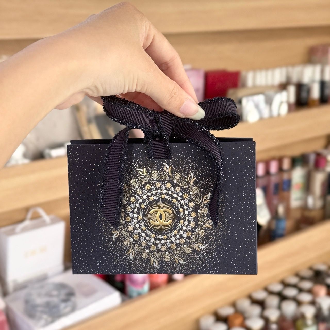 Túi giấy Chanel HỘP TAM GIÁC + NƠ XANH DƯƠNG 13 x 10 x 5.5 cm