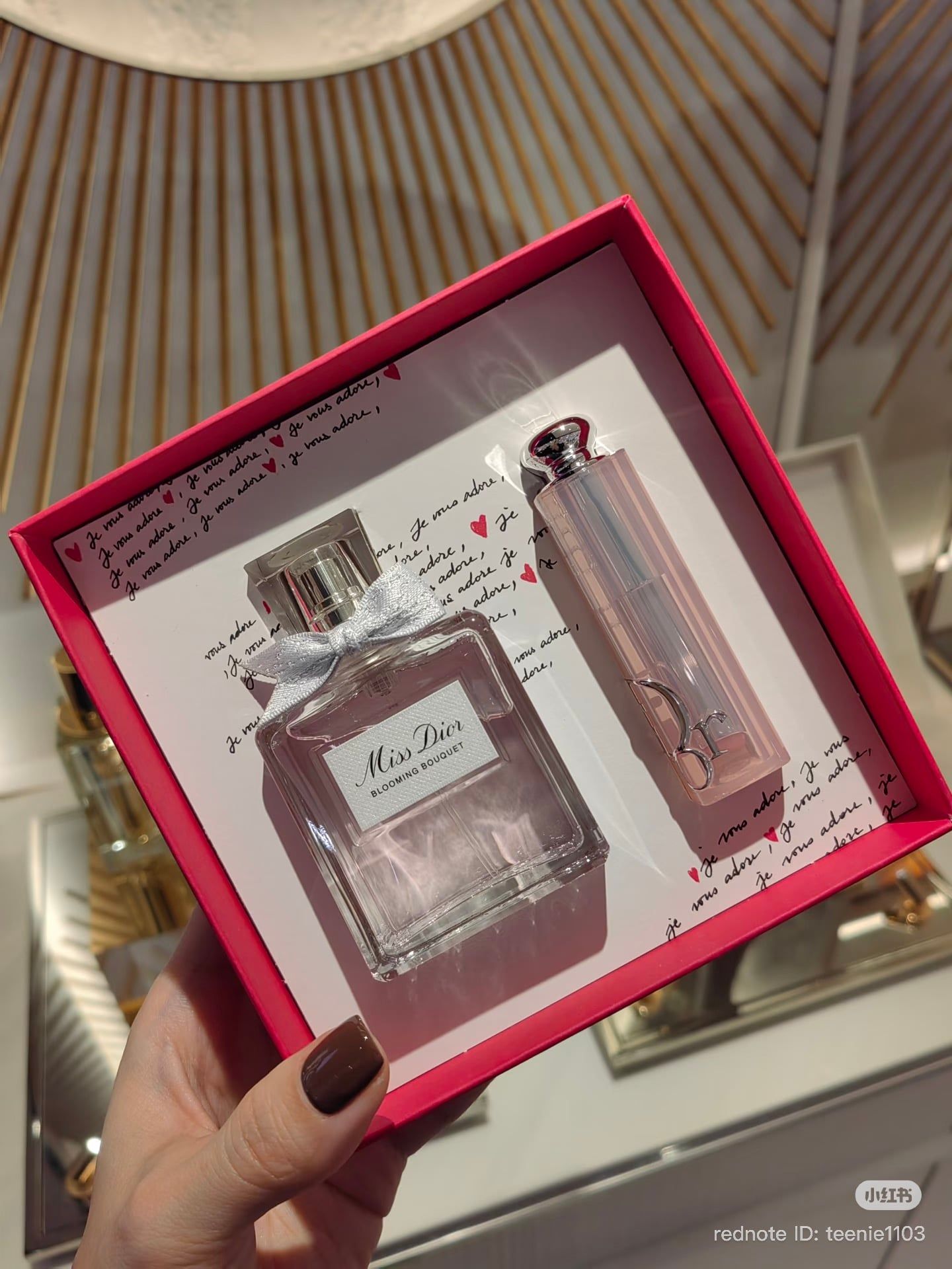 Set Dior Valentines 2026 gồm nước hoa Blooming Bouquet 50ml và son dưỡng Lip Glow 001 full size