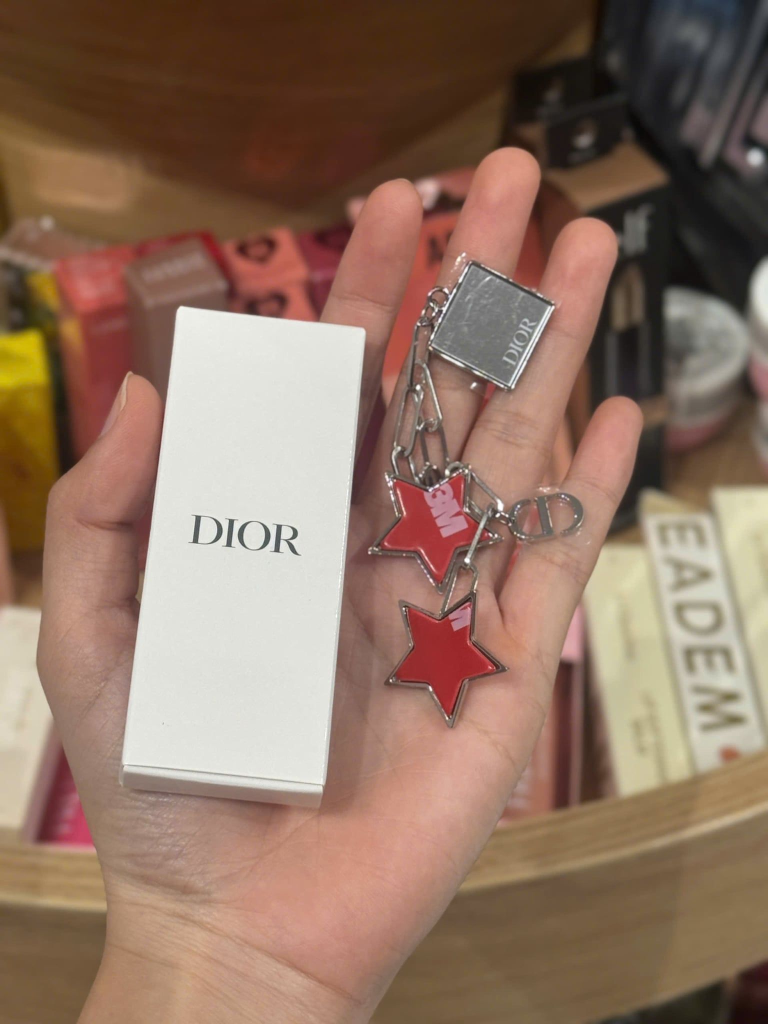 Phụ kiện điện thoại gift Dior dạng dây xích kèm gương và charm