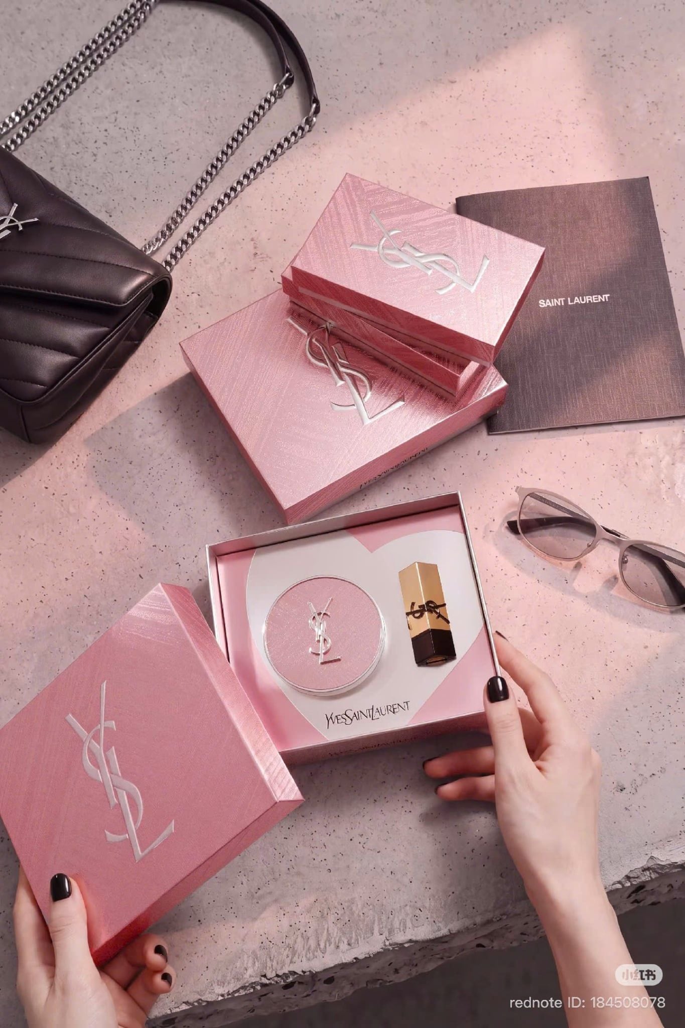 Set YSL VÂN HỒNG 4 món gồm: 1 Cushion YSL vỏ vân hồng tone B10 + 1 Son thỏi YSL mini màu NM + 1 box giấy + 1 túi giấy
