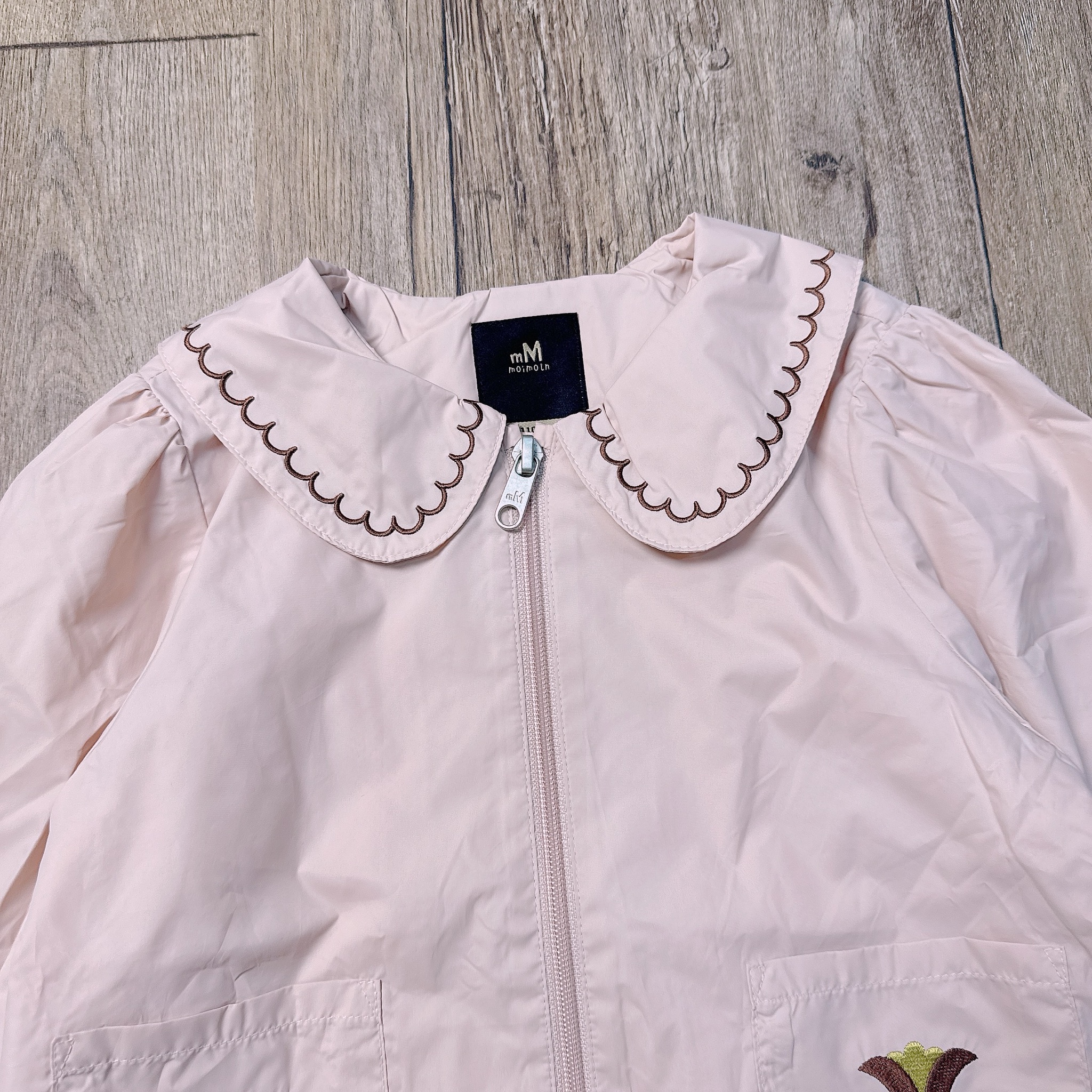 Áo khoác gió Moimoln lót lưới màu hồng cổ sen thêu hoa bé gái size 90-130