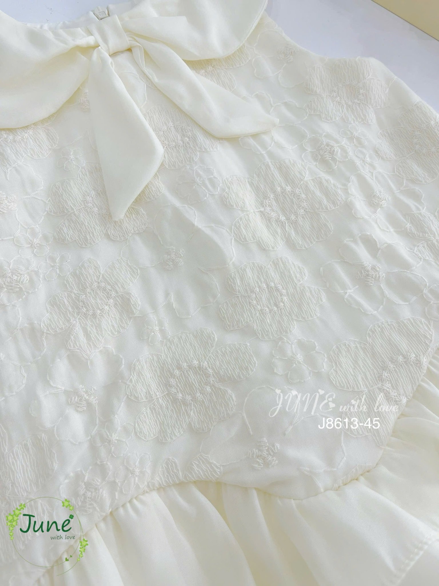 J8613 - Váy sát nách June with Love màu kem hoa nổi cổ nơ size 1 - 10y