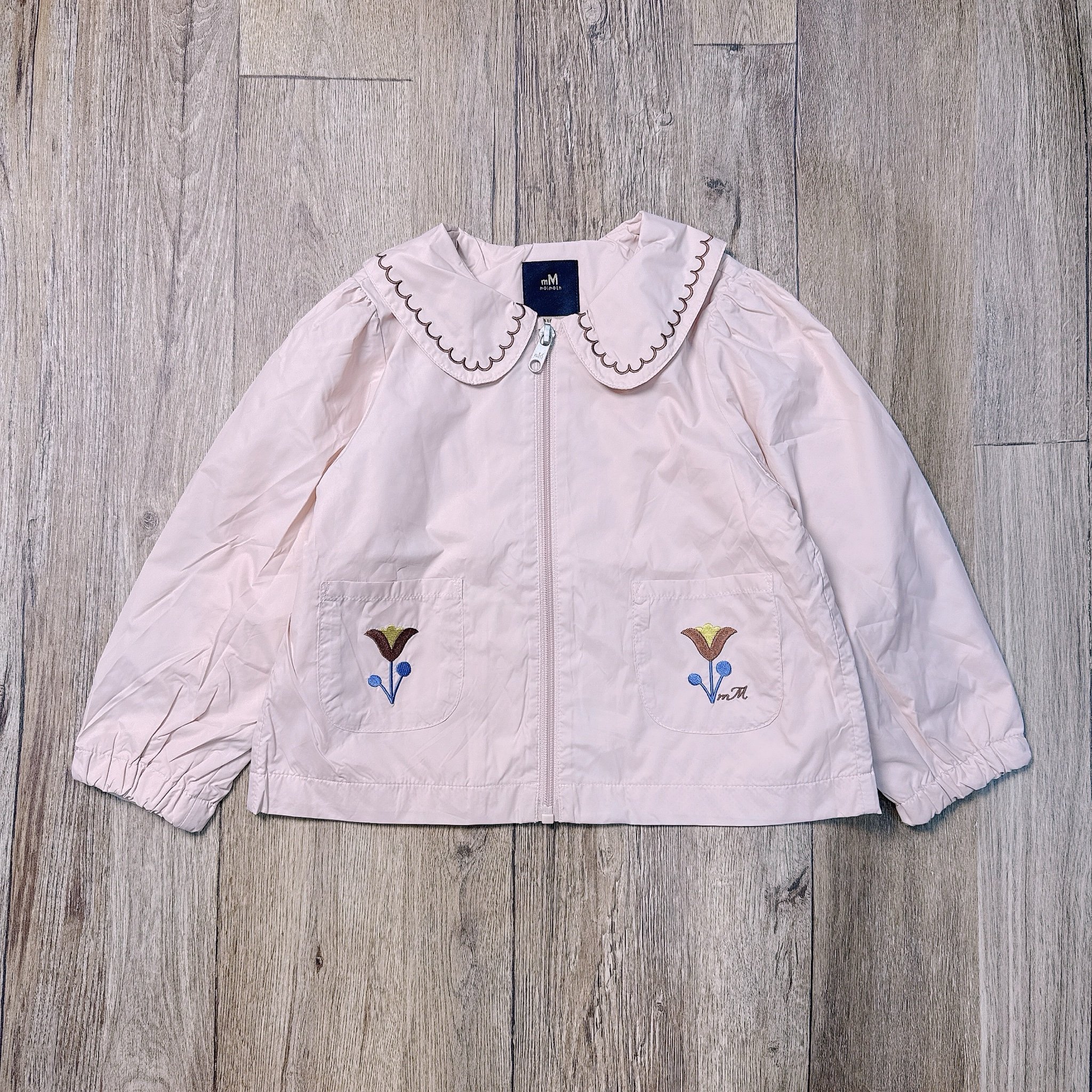 Áo khoác gió Moimoln lót lưới màu hồng cổ sen thêu hoa bé gái size 90-130