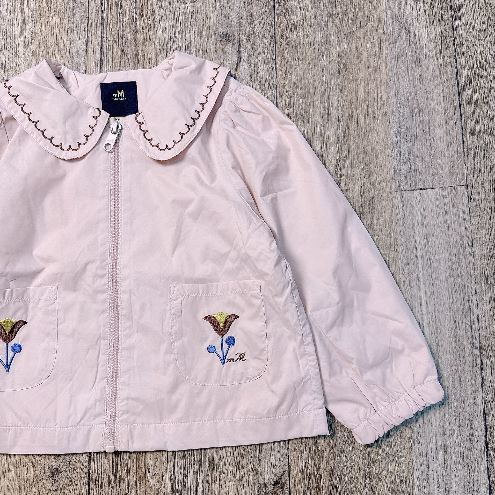 Áo khoác gió Moimoln lót lưới màu hồng cổ sen thêu hoa bé gái size 90-130
