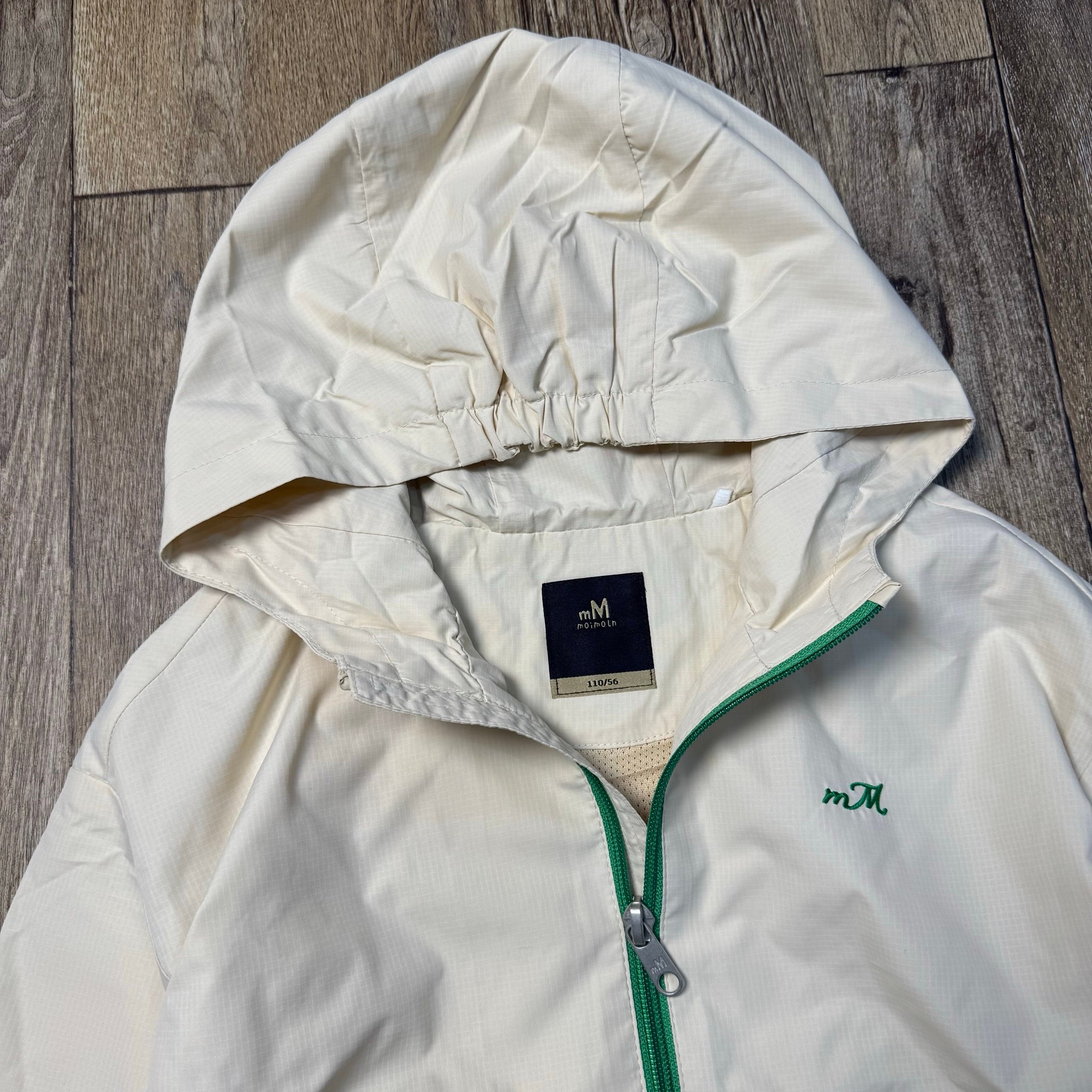 Áo khoác gió Moimoln lót lưới màu be khoá xanh cho bé size 110